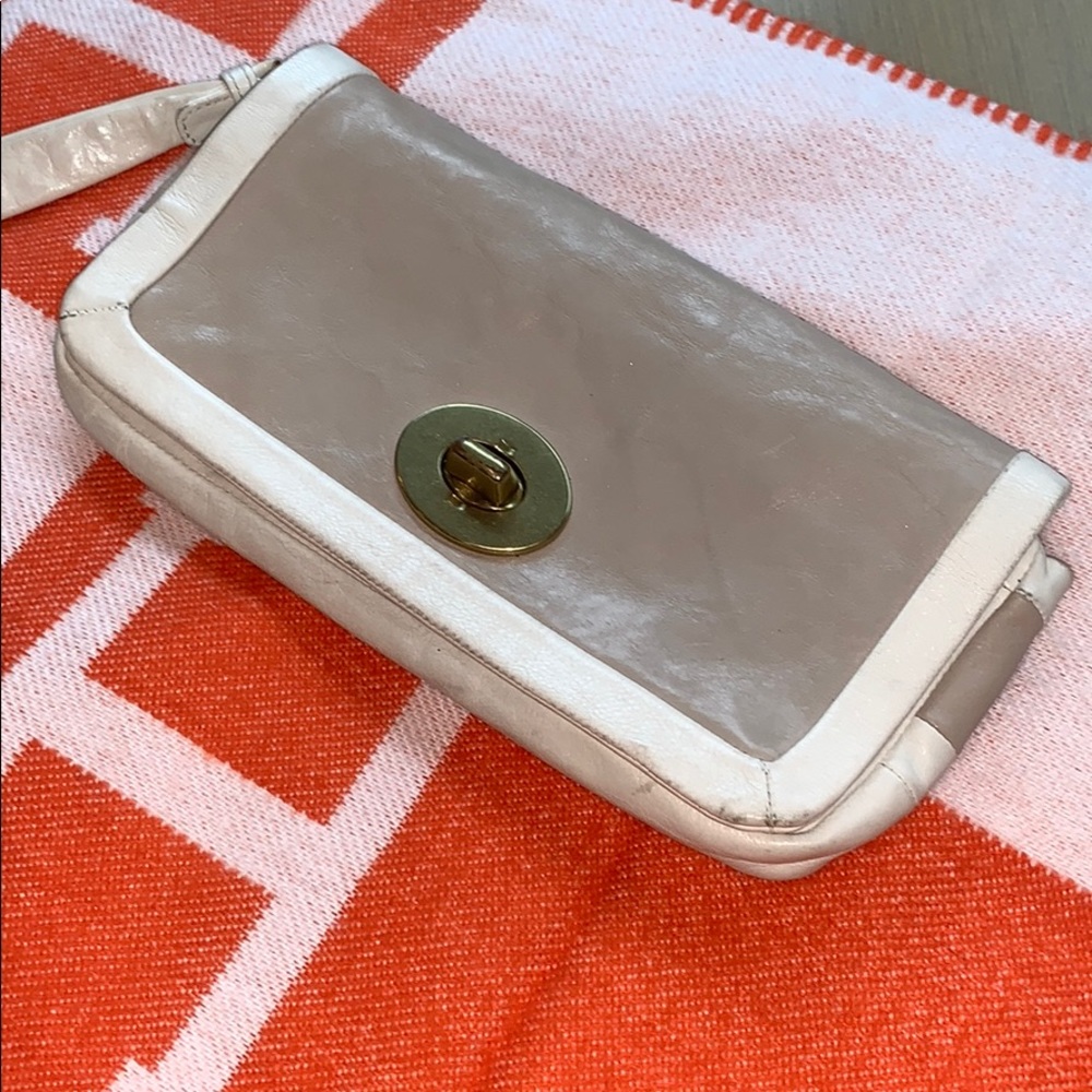 - ⬇️$220 Vtg COACH leath clutch taupe white